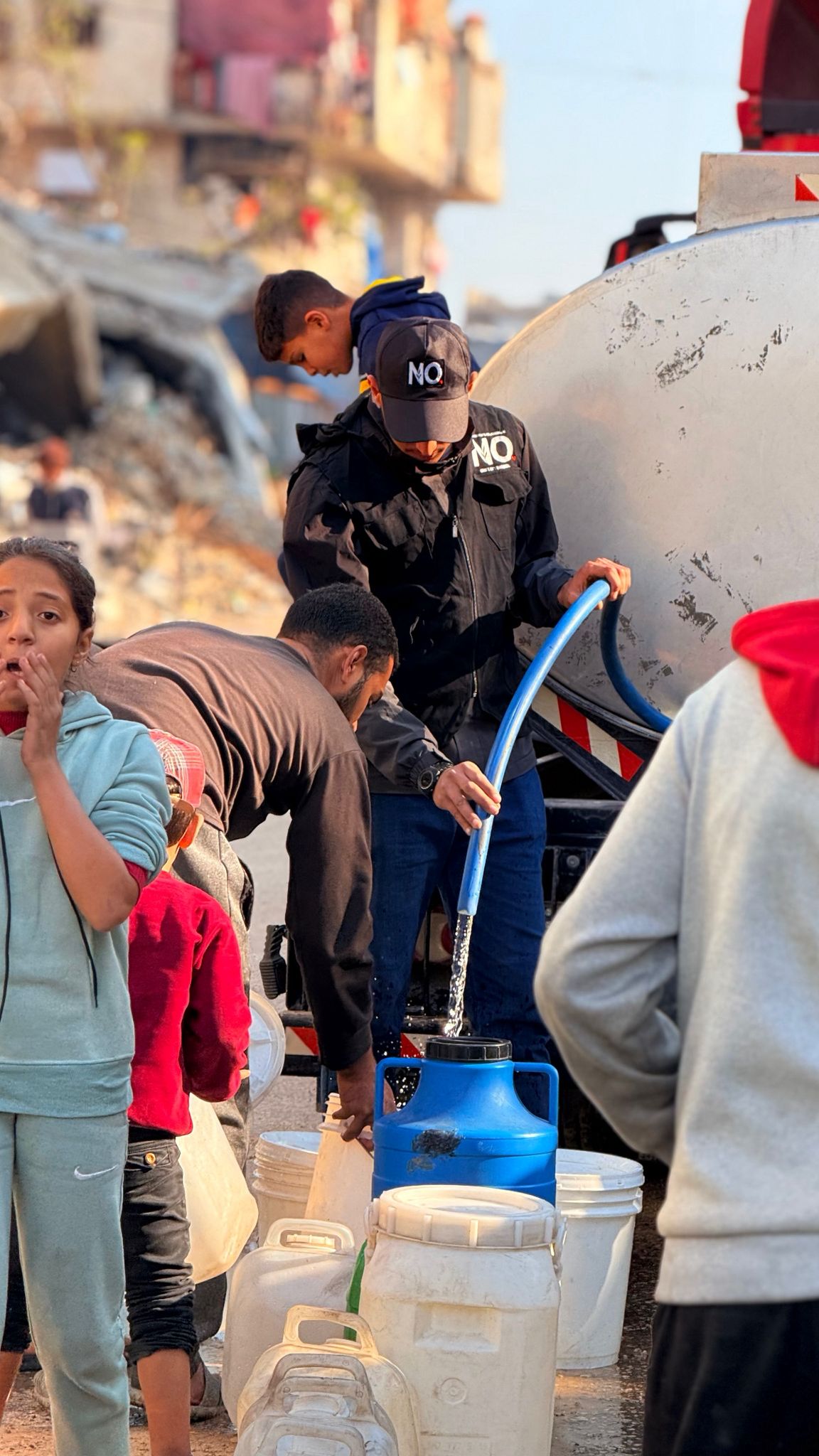 Lokale Helfer versorgen Familien mit sauberem Wasser in Gaza