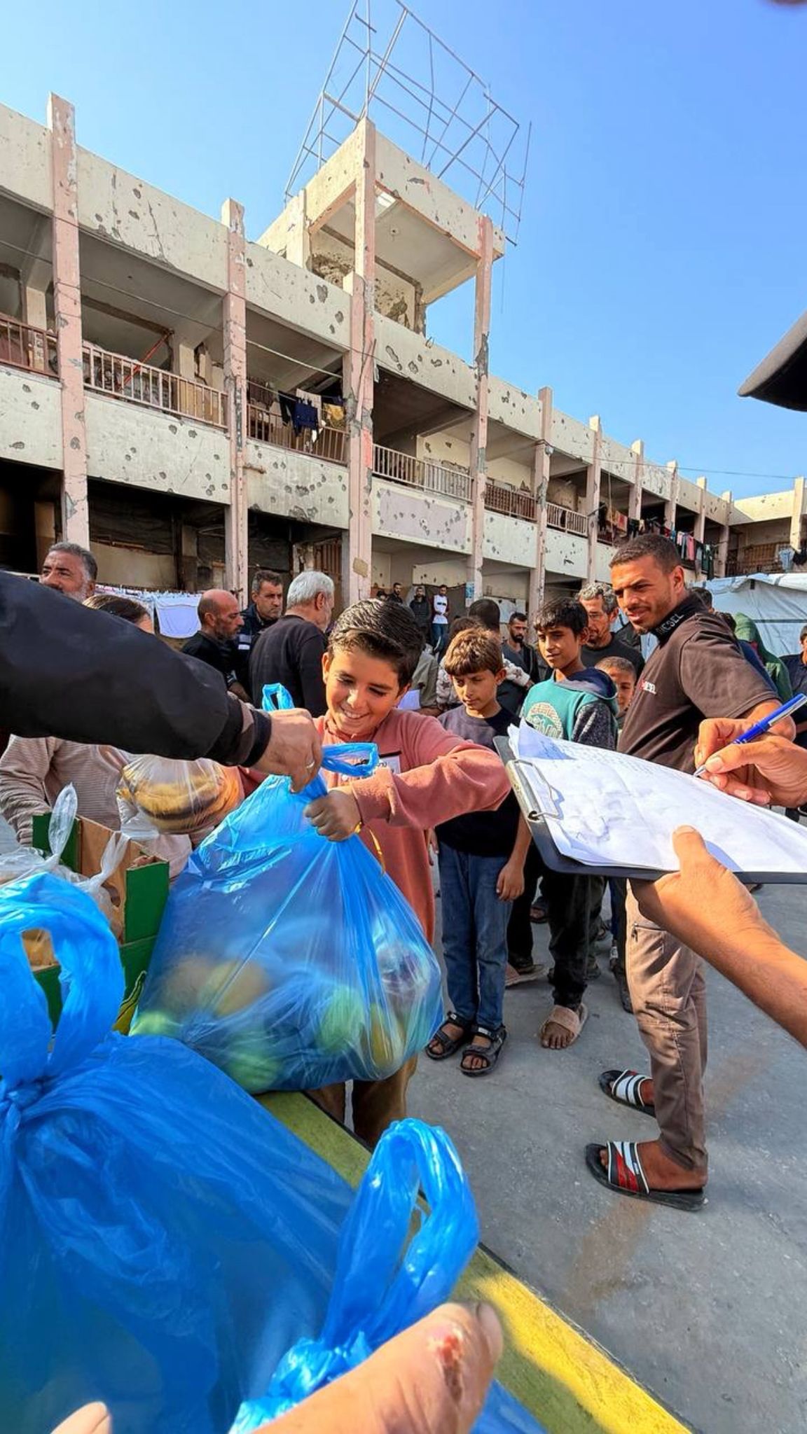 Verteilung von Lebensmittelpaketen an bedürftige Familien durch die NO - Nutrition Organisation e.V.